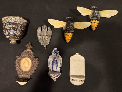 un grand nombre d'objets posés sur une table