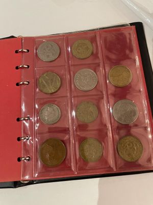 un livre dans lequel se trouve un tas de pièces de monnaie