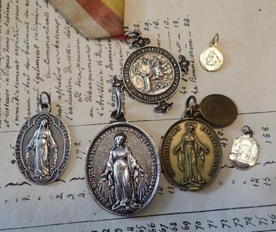 trois médailles et une médaille posée sur un morceau de papier