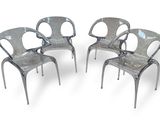 trois chaises en plastique transparent placées les unes à côté des autres sur une surface blanche