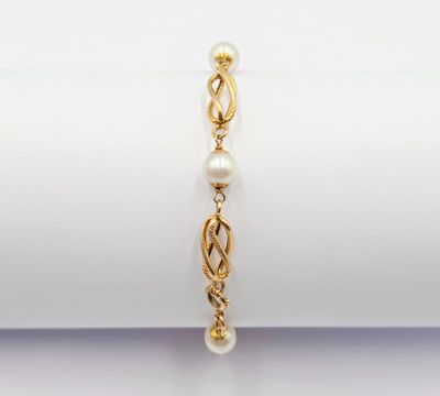 un gros plan d'un bracelet en or orné de perles