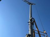 une grue qui se trouve à côté d'un poteau électrique