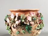 un petit vase orné de fleurs, posé sur une table