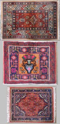 IRAN. Réunion de trois tapis de prière en laine à décor poly…