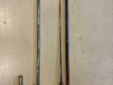 deux vieux outils posés sur une table