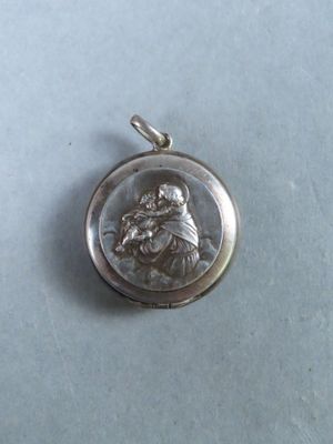 une image représentant une médaille d'argent sur laquelle figure une femme tenant un enfant dans ses bras