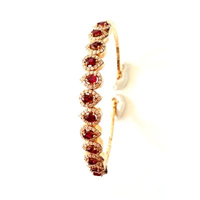 gros plan d'une bague en diamant et rubis sur fond blanc
