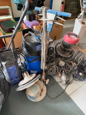 il y a beaucoup de désordre par terre dans la pièce