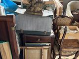 un chat assis sur une chaise à côté d'une pile de livres