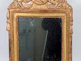 un miroir avec un cadre doré orné d'un dragon