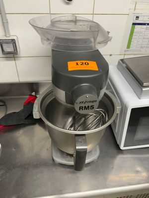 un batteur et un mixeur posés sur un plan de travail de cuisine