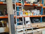 une échelle adossée au mur d'une pièce