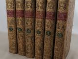 quatre vieux livres empilés les uns sur les autres sur une table