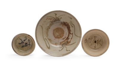 trois bols et un bol décoré de motifs, posés sur un fond blanc