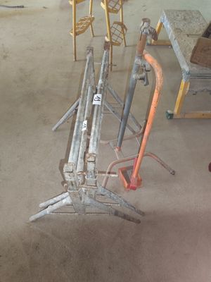 une pièce avec beaucoup de chaises et une table