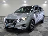 La Nissan QX Sport argentée est garée sur un sol à damier