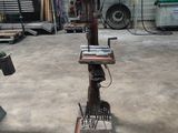 une machine qui se trouve dans un garage