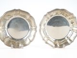 deux assiettes en argent empilées l'une sur l'autre