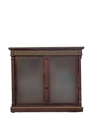 une vieille armoire en bois avec des portes vitrées et une poignée de porte