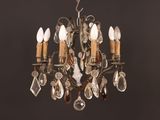 un petit lustre à cinq lumières suspendu au plafond
