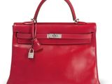 un sac à main en cuir rouge sur fond blanc