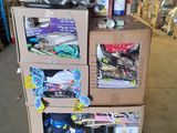 une pile de cartons posée sur une palette dans un entrepôt