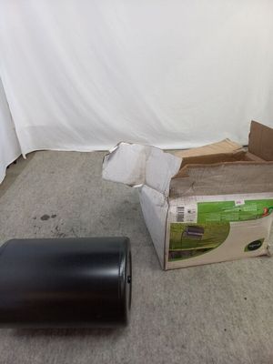 une boîte de papier toilette et un rouleau de papier toilette par terre