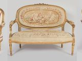 quatre chaises et une table sont disposées en rangée sur un fond blanc