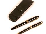 deux stylos et un étui à stylos posés côte à côte sur une surface blanche
