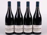 trois bouteilles de vin rouge sont alignées sur une surface blanche