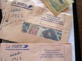 de nombreux e-mails qui s'accumulent dans une corbeille
