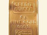 un lingot d'or suspendu à une chaîne sur fond blanc