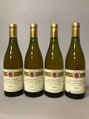 trois bouteilles de vin blanc sont alignées sur une table