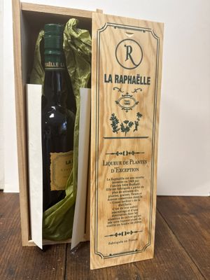 une boîte en bois avec une bouteille de vin à l'intérieur
