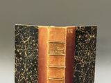 un gros plan d'un livre ouvert sur une table