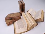 plusieurs vieux livres sont empilés sur une table