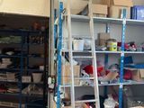 une échelle appuyée contre un mur dans un garage