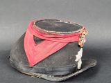 un chapeau noir orné d'un ruban rouge