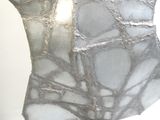 un gros plan sur une sculpture représentant un corps, réalisée en verre