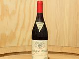 une bouteille de vin posée sur un tonneau