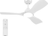 Le ventilateur de plafond est blanc et est équipé d'une télécommande placée devant lui.