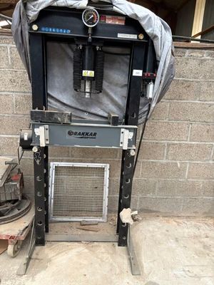 une machine posée au sol devant un mur