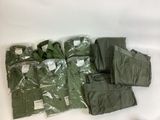 beaucoup de vêtements militaires posés sur une surface blanche