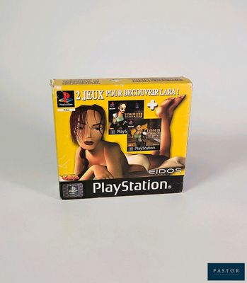 La boîte du jeu PlayStation est posée sur une surface blanche.