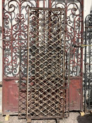 Lot de quatre grilles en fer forgé anciennement laqué décor …