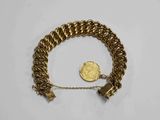 un bracelet en chaîne d'or orné d'une pièce