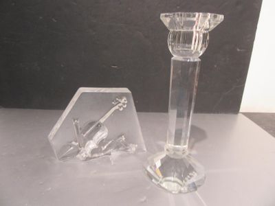 deux bougeoirs en verre transparent posés sur une table