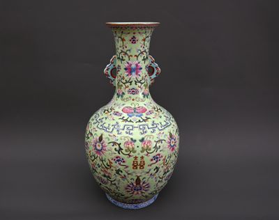 un vase oriental orné d'un motif floral sur fond noir