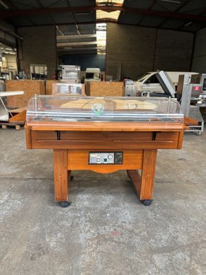 une table recouverte d'un plateau en verre