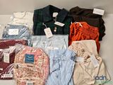 un tas de vêtements posés sur une table
